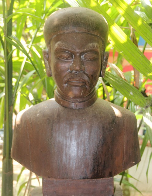 Chân dung 11 vị vua triều Nguyễn bằng gỗ trầm hương