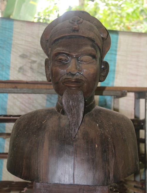 Chân dung 11 vị vua triều Nguyễn bằng gỗ trầm hương